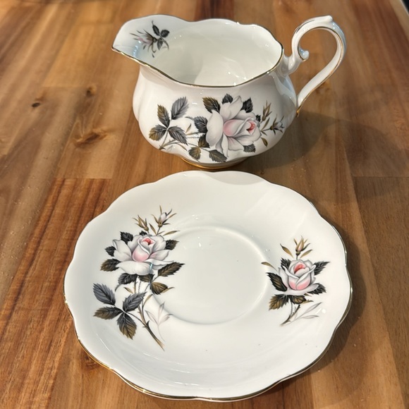 Beautiful Gravy boat and stand - Picture 2 of 3